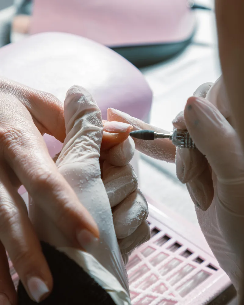 Esthéticienne préparant les ongles d'une cliente pendant une manucure