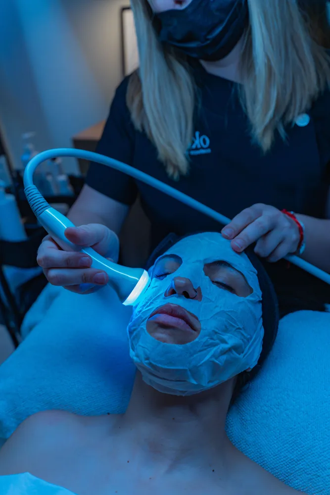 Soin du visage anti-âge réalisé avec un appareil sous lumière bleue